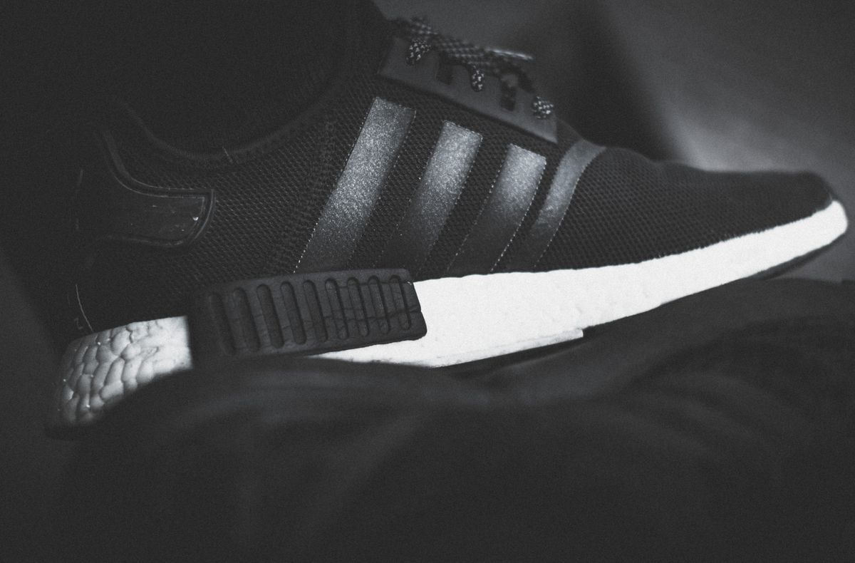 Adidas NMD R1 / Кроссовки чёрные на подошве Boost