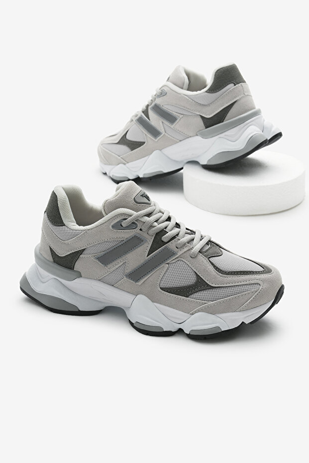Кроссовки серые массивные замшевые / Мужская обувь в стиле dad-shoes